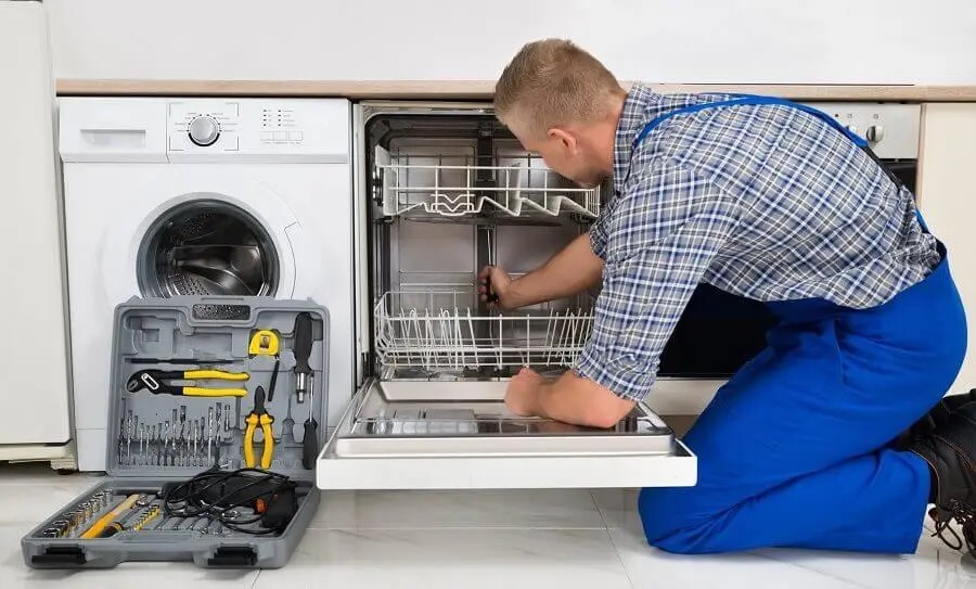 Erenler Hoover servisi teknisyen ekibi beyaz eşya tamiri yaparken